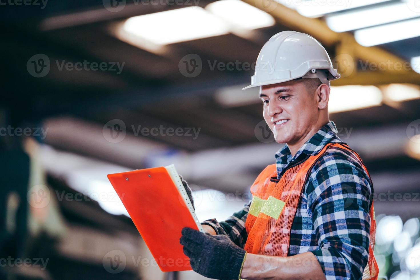 Capataz de fábrica trabajando en el documento en el sitio de construcción foto