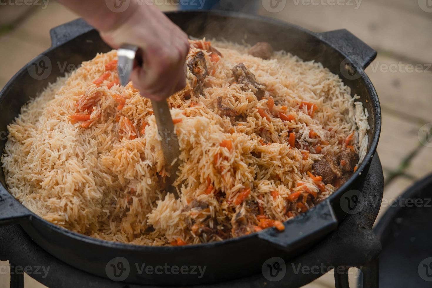 el proceso de cocinar pilaf. plato nacional de cocina oriental. foto