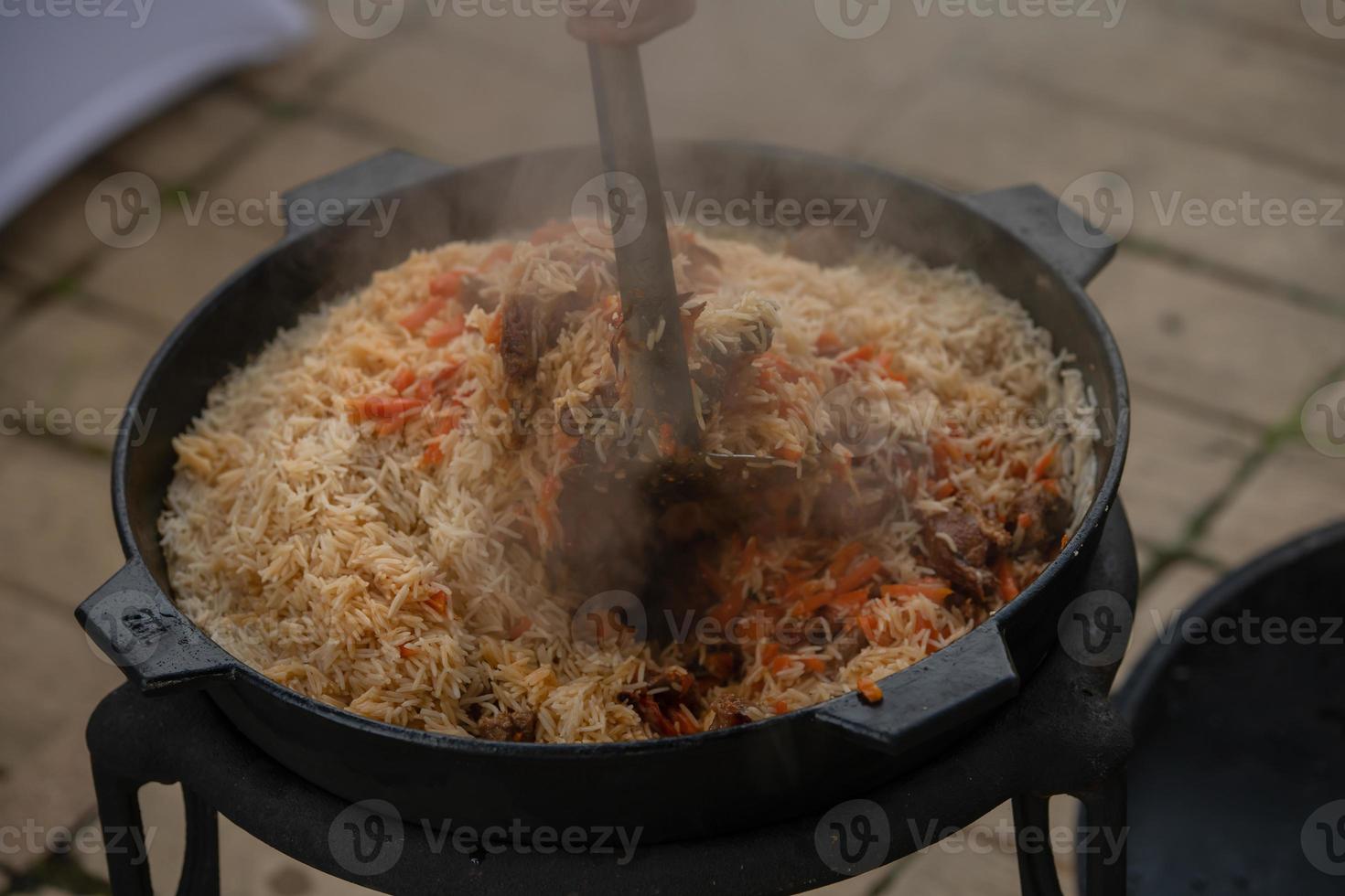 el proceso de cocinar pilaf. plato nacional de cocina oriental. foto