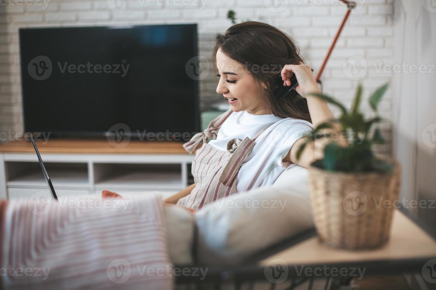 mujer joven milenaria de compras online en casa. foto