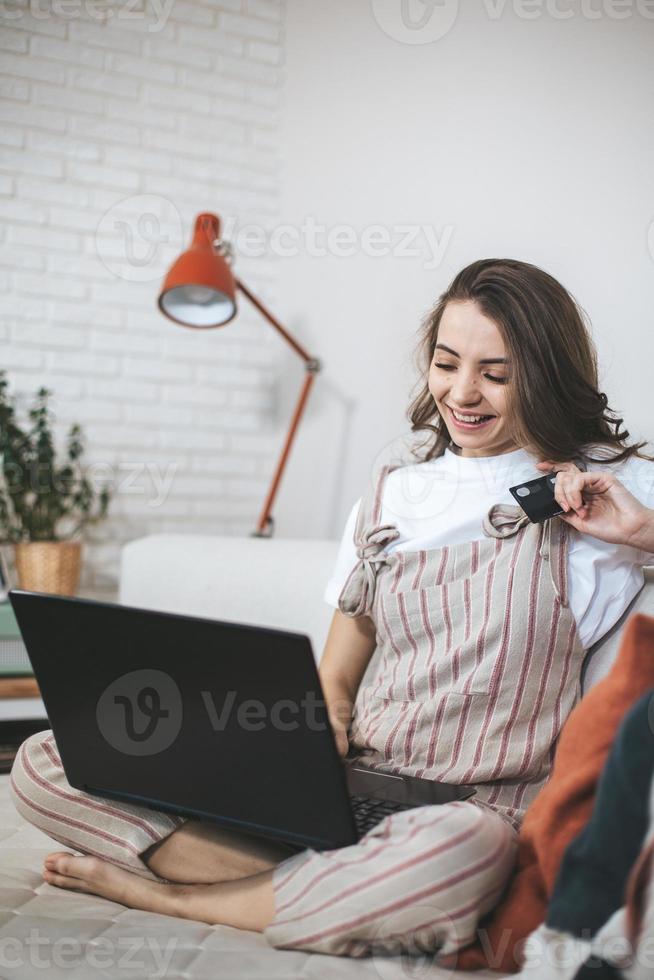 mujer joven milenaria de compras online en casa. foto