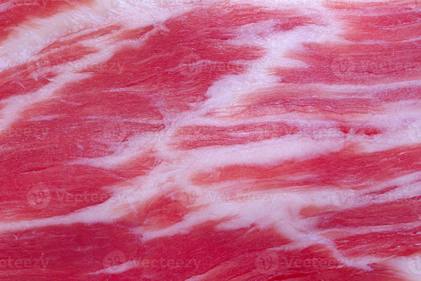 primer plano de carne y jamón con rayas rojas. fondo o textura. foto