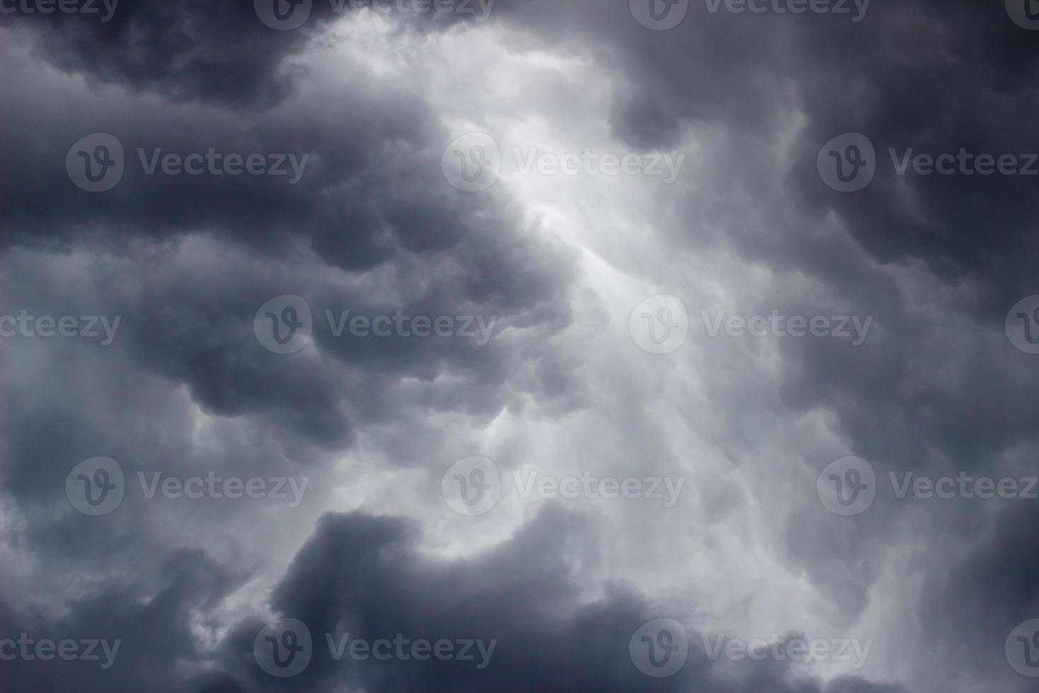 sombrías nubes grises en vísperas de una tormenta. foto