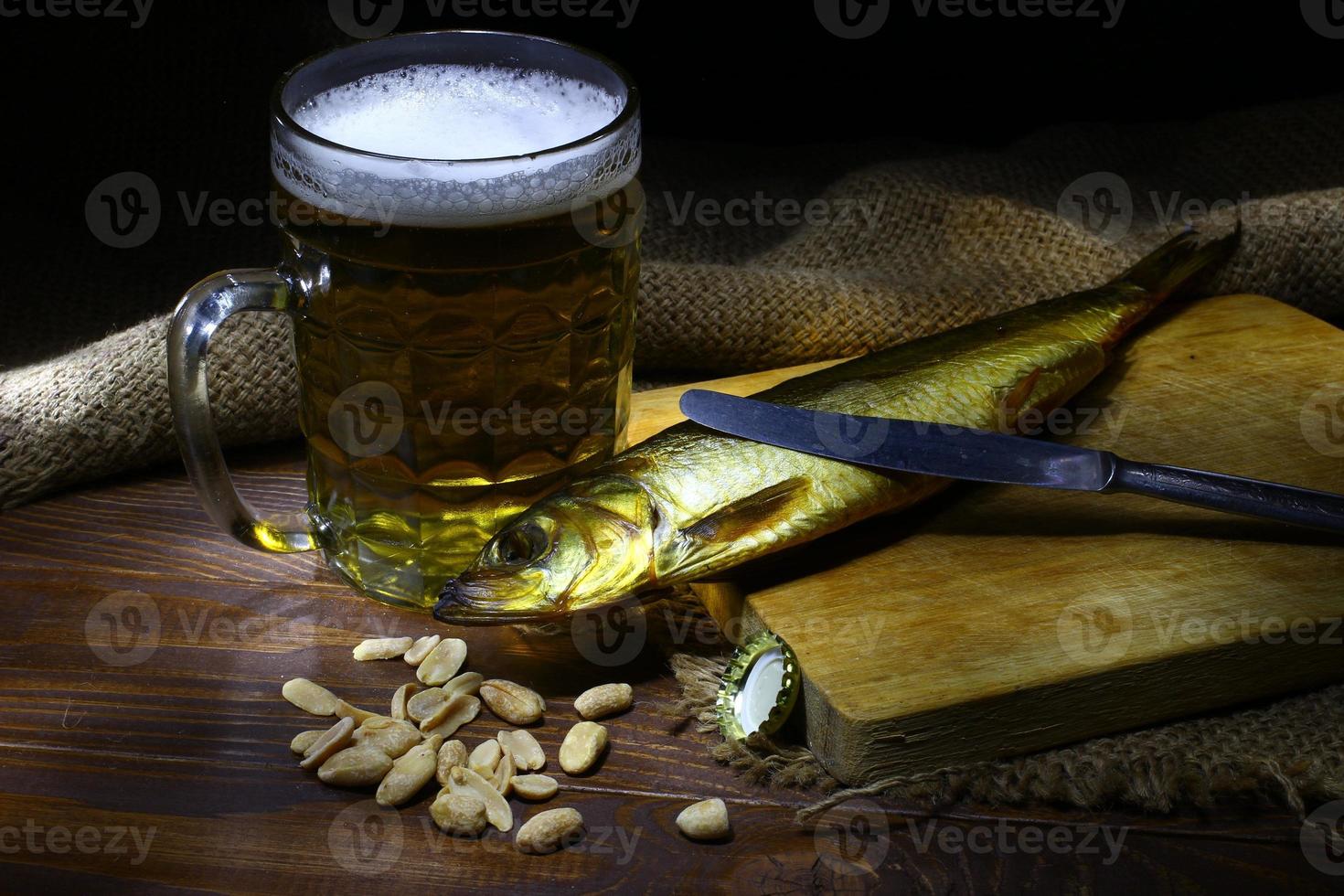 comida de hombres. pescado ahumado y una jarra de cerveza. foto