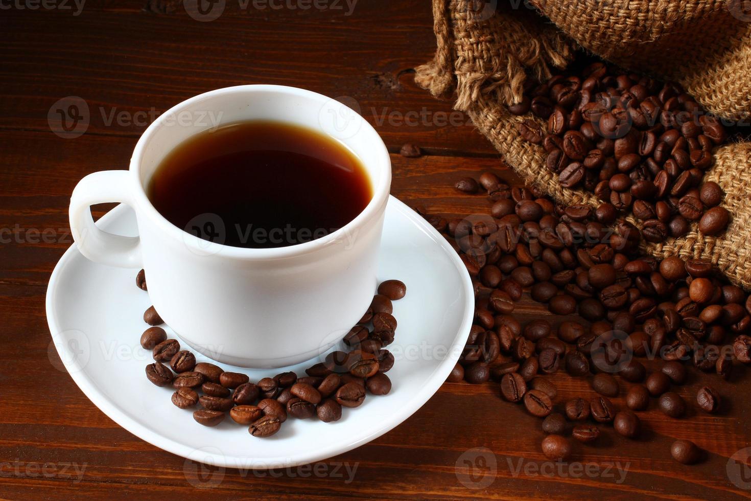 taza de café y granos de café. hermosa naturaleza muerta foto