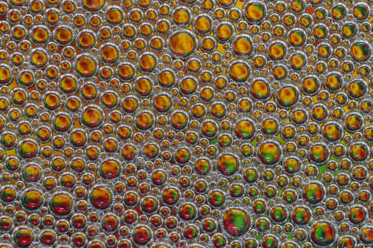 gotas de color de aceite en el agua. fondo o textura. foto