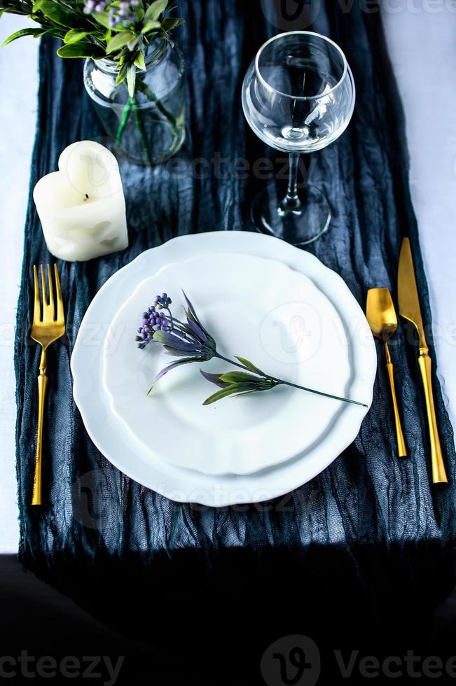 mantel de corredor de color con plato blanco y cubiertos foto