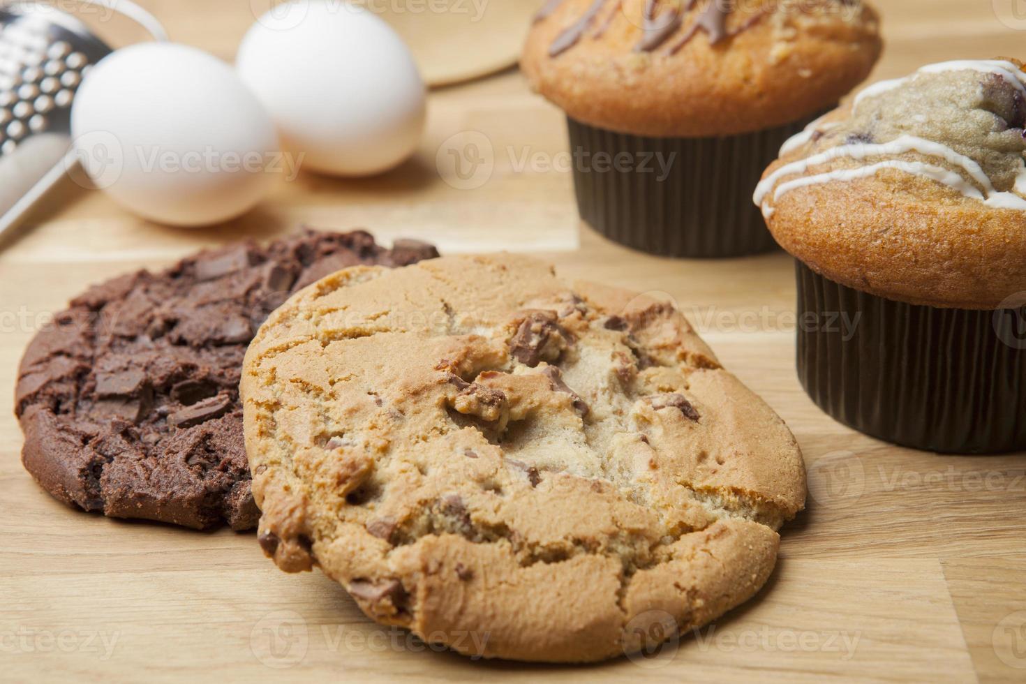 dos galletas y muffins foto