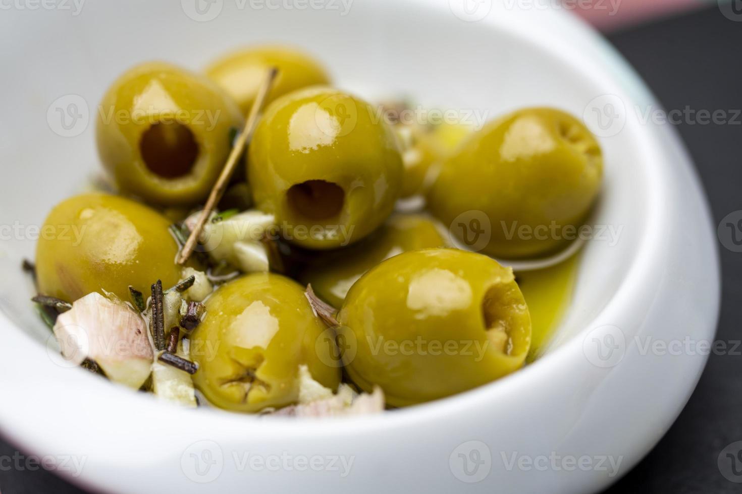 primer plano de aceitunas especiadas foto