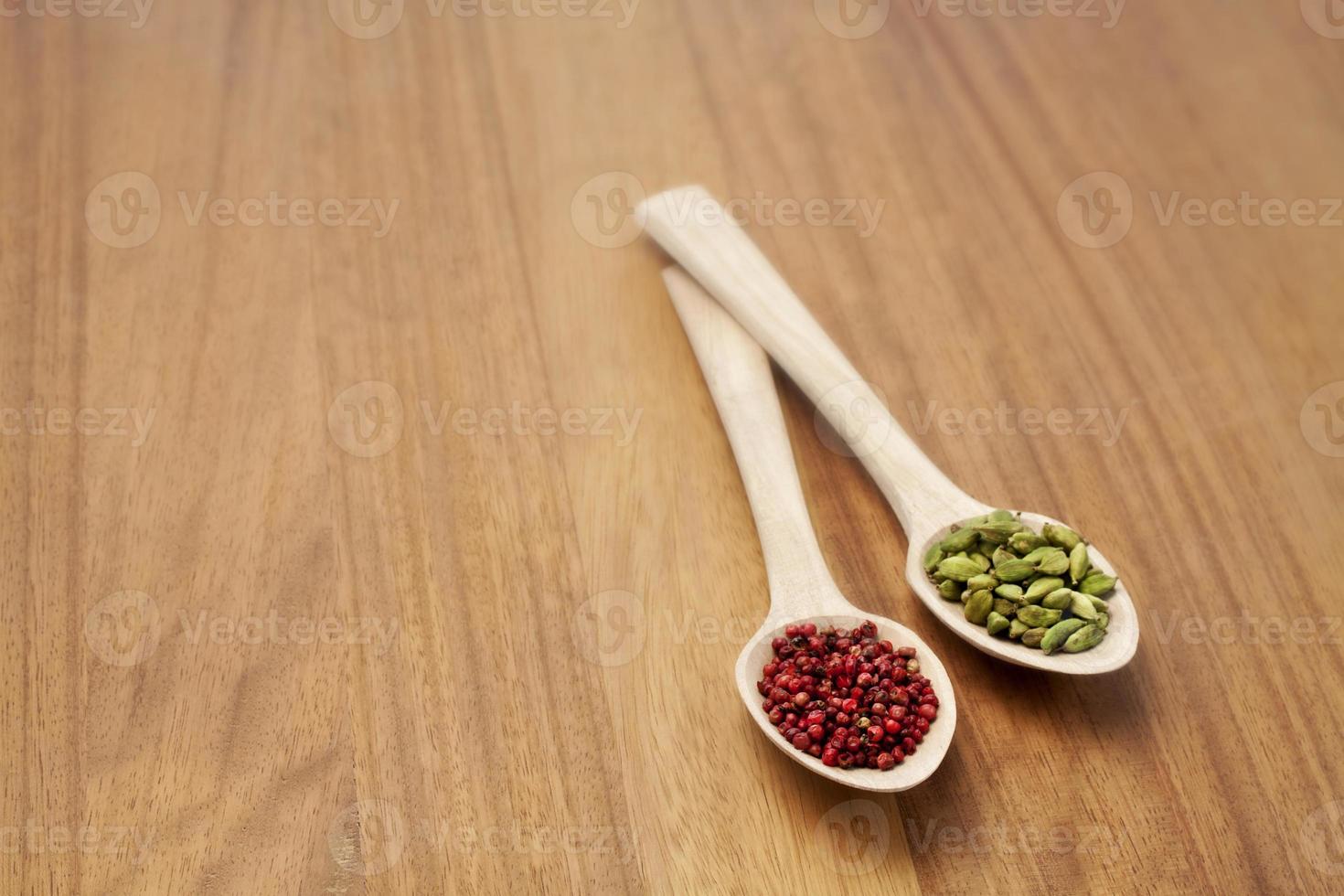 cucharas de madera con especias foto