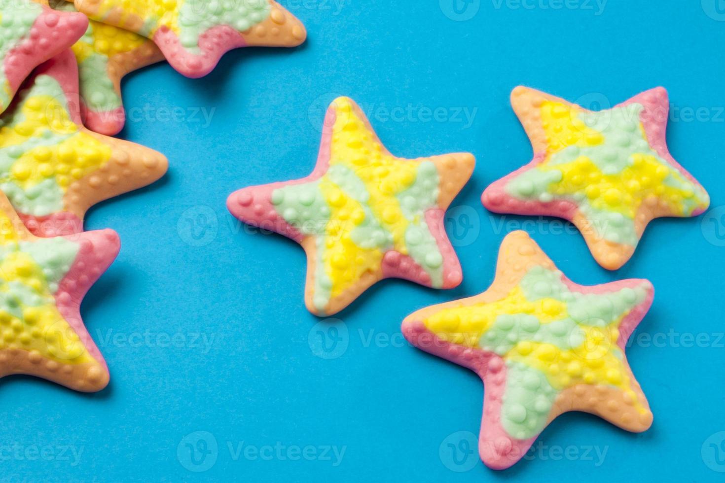 estrella de caramelo de colores sobre fondo azul foto