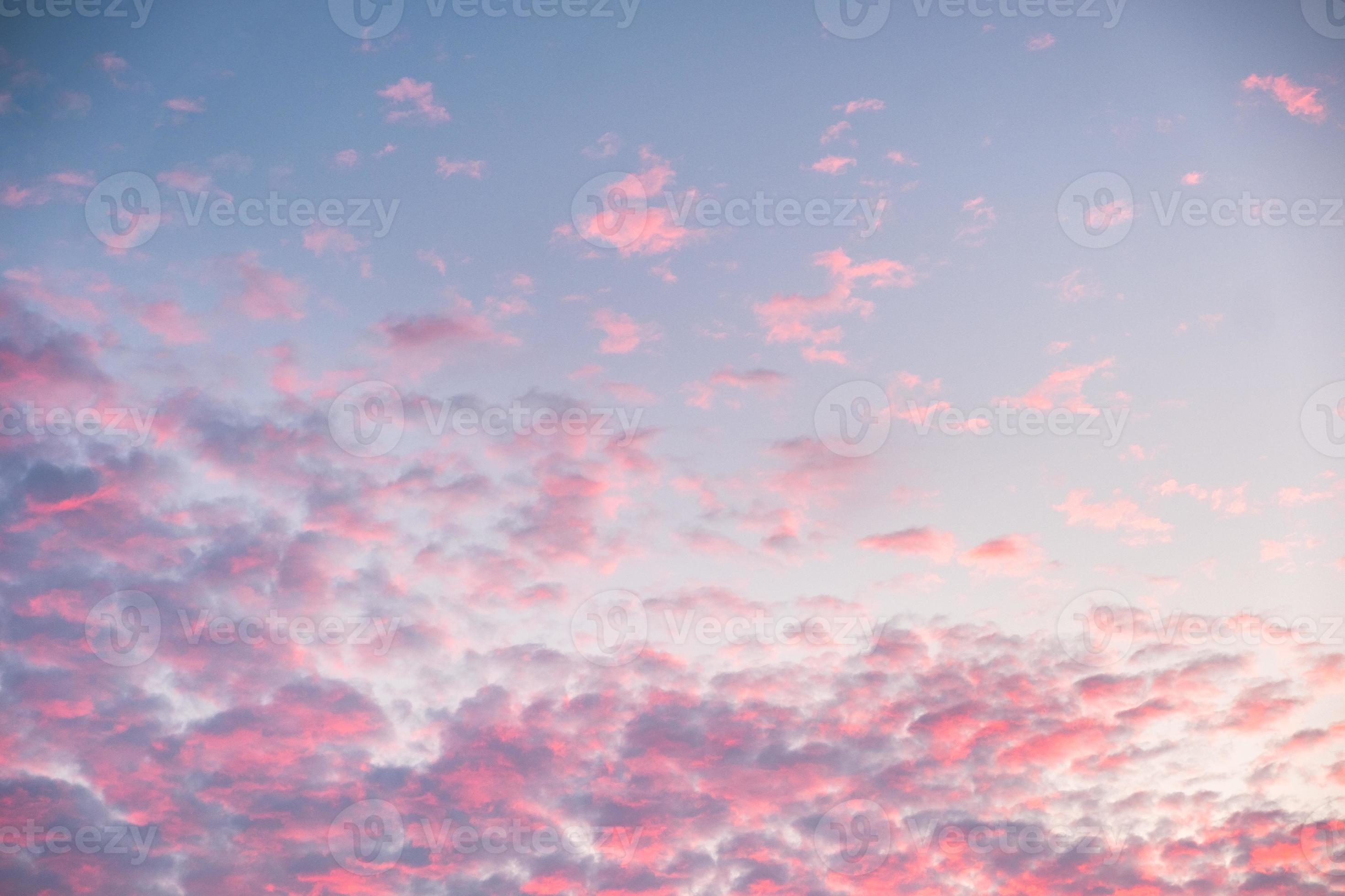 coloridas nubes rosadas en el cielo azul al atardecer foto