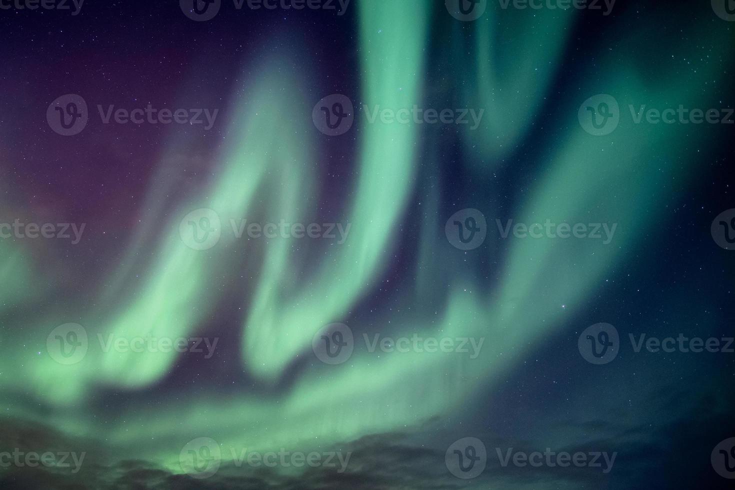 hermosa aurora boreal o explosión de aurora boreal foto