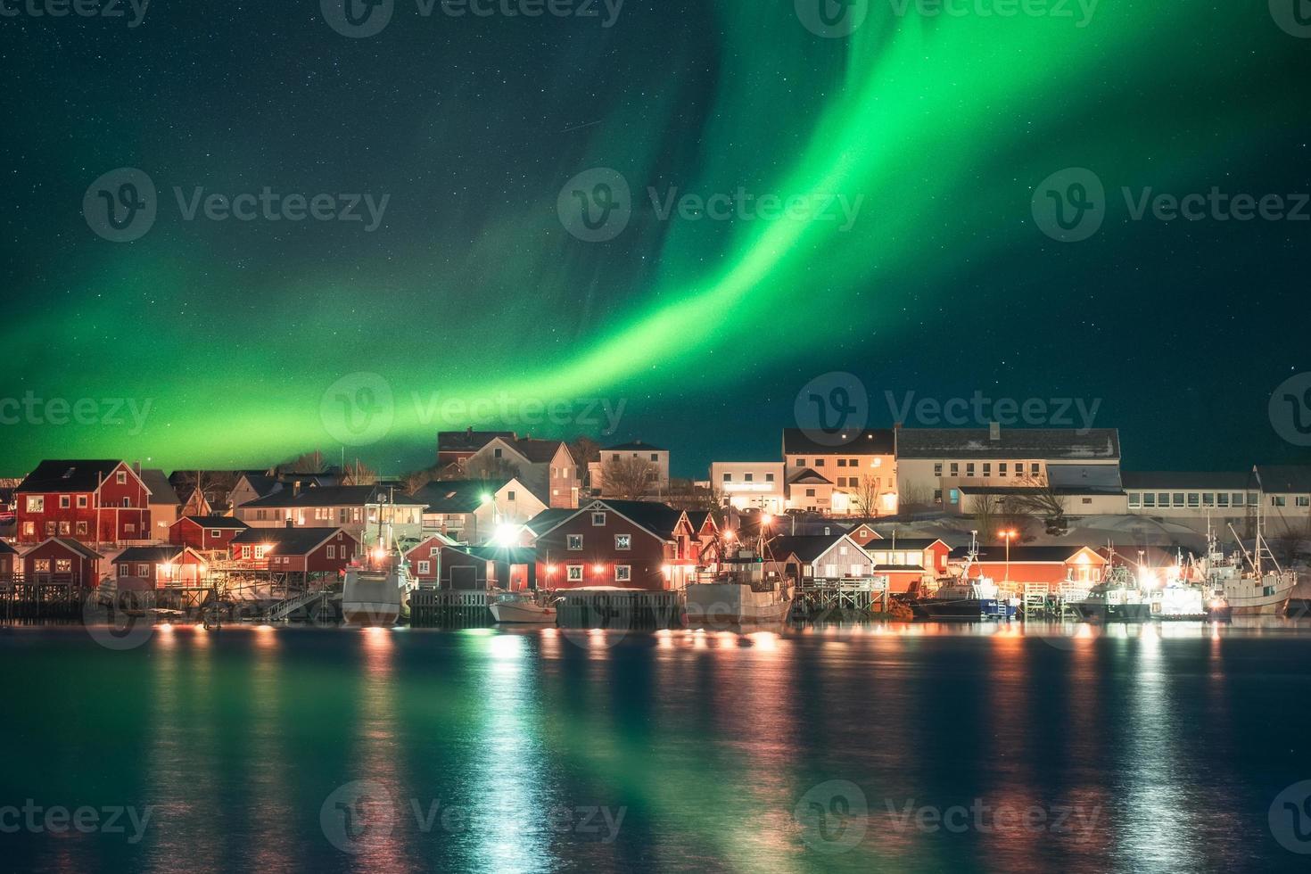 Aurora boreal sobre pueblo de pescadores en la costa de Lofoten foto