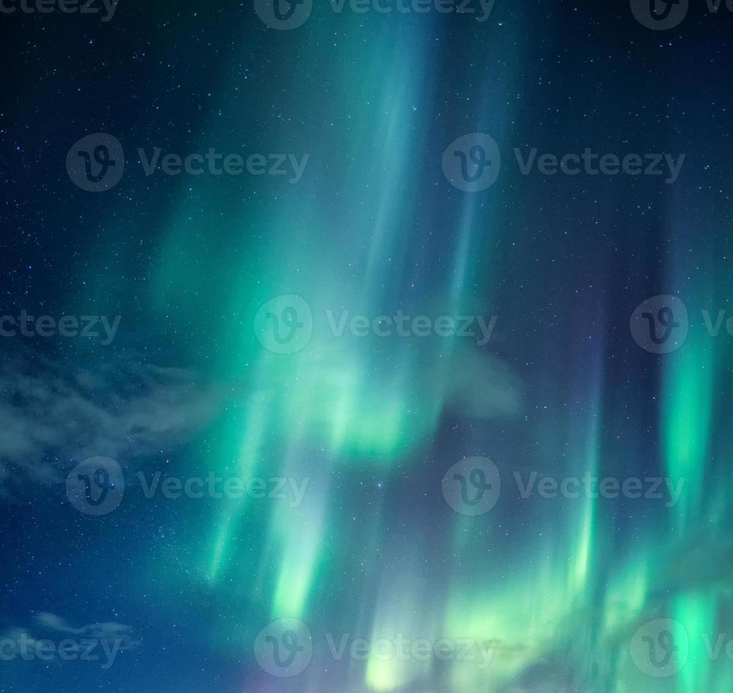 aurora boreal, auroras boreales con estrellas brillando en el cielo nocturno foto