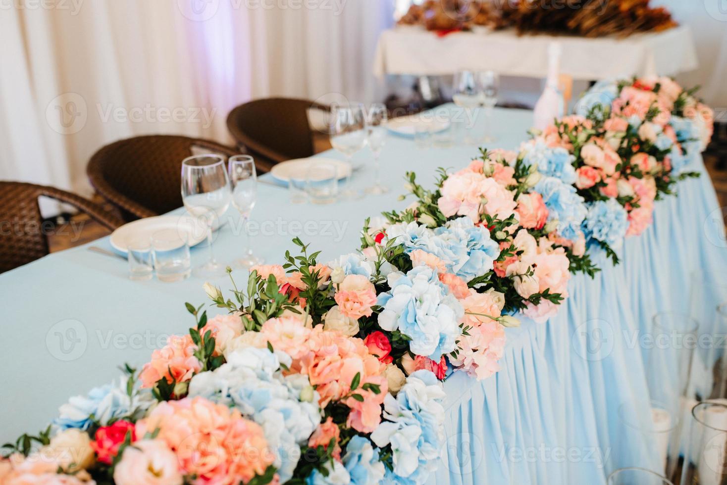 salón de banquetes para bodas con elementos decorativos foto