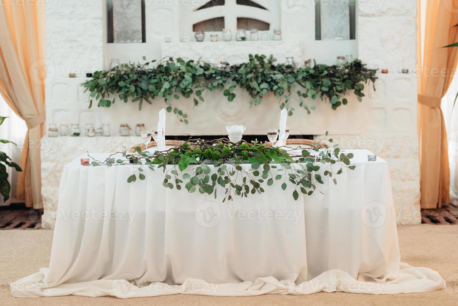 salón de banquetes para bodas con elementos decorativos foto