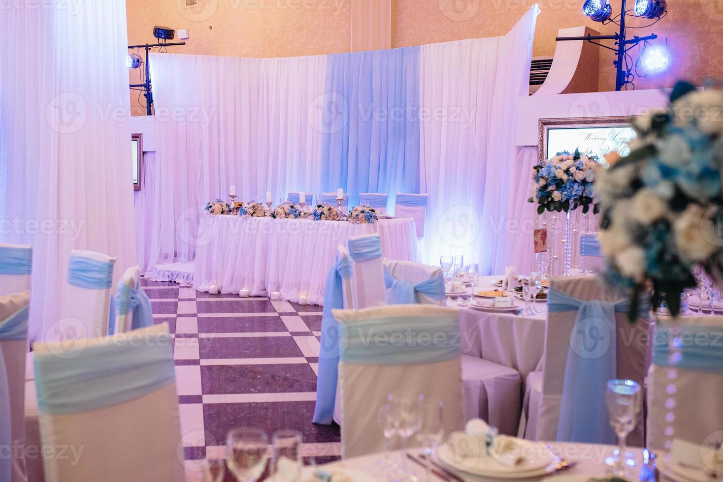 salón de banquetes para bodas con elementos decorativos foto