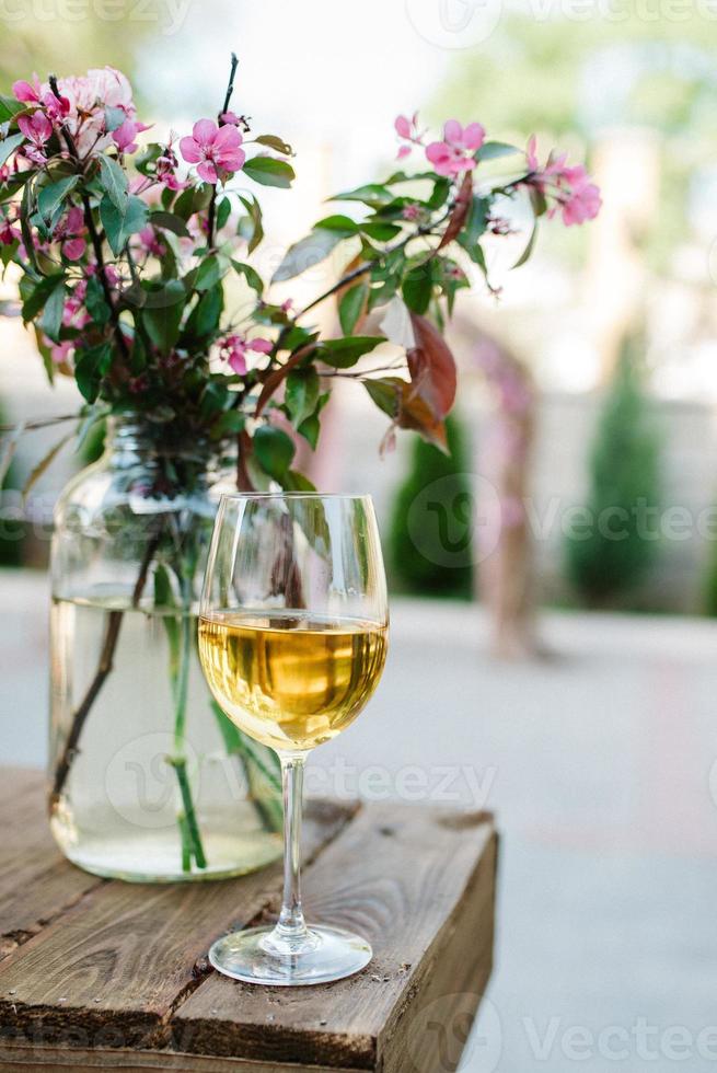 Copas de boda para vino y champán de cristal. foto