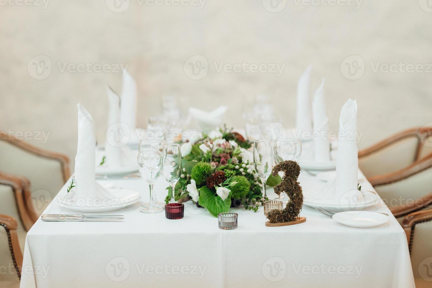 salón de banquetes para bodas con elementos decorativos foto