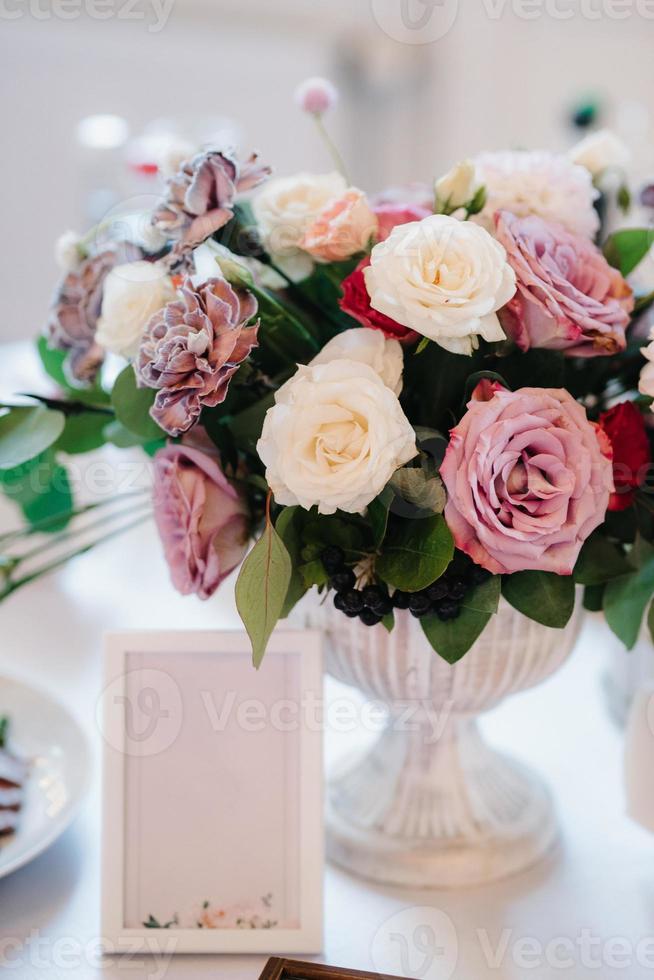 salón de banquetes para bodas con elementos decorativos foto