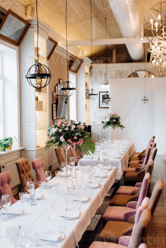 salón de banquetes para bodas con elementos decorativos foto