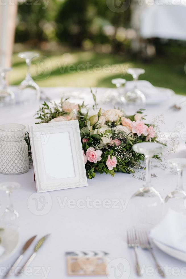 salón de banquetes para bodas con elementos decorativos foto