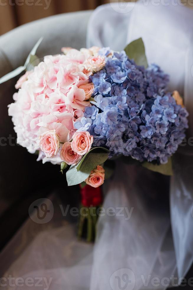 elegante ramo de boda de flores frescas naturales. foto