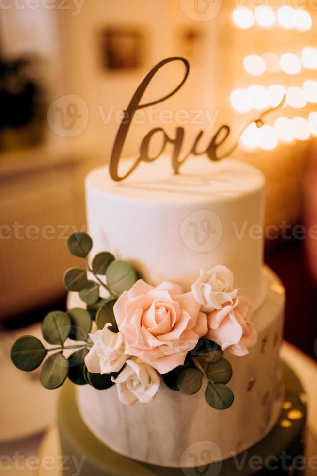 pastel de bodas en la boda de los recién casados foto