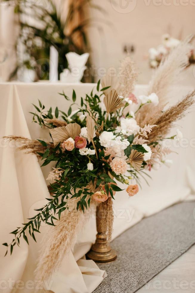 elegantes decoraciones de boda hechas de flores naturales y elementos verdes foto