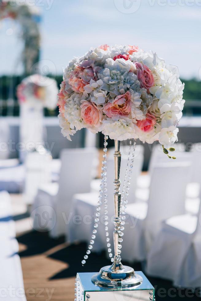 decoraciones de boda y un arco de boda para la ceremonia foto