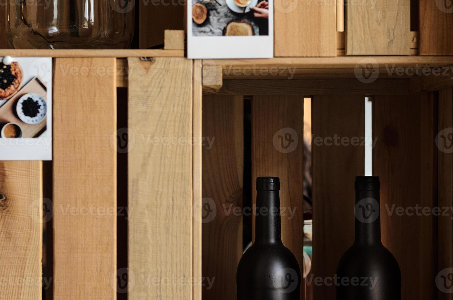 Botellas de vino vacías en una caja de madera. foto