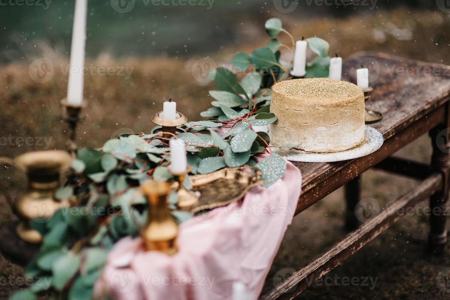 decoración de boda con un pastel dorado foto