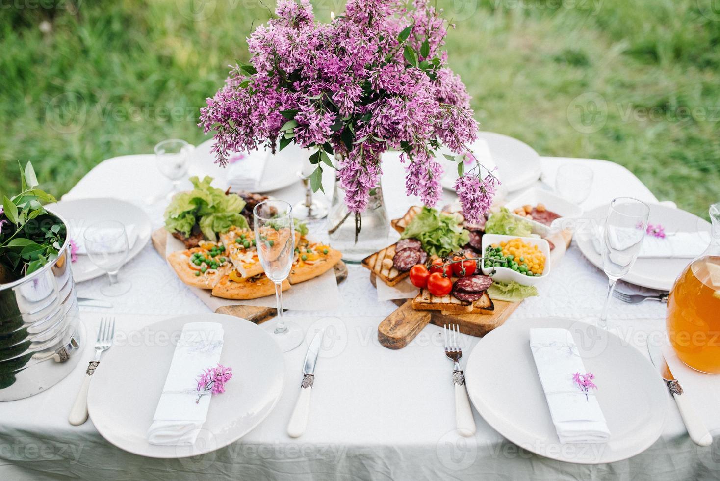 elegantes decoraciones de boda hechas de flores naturales foto