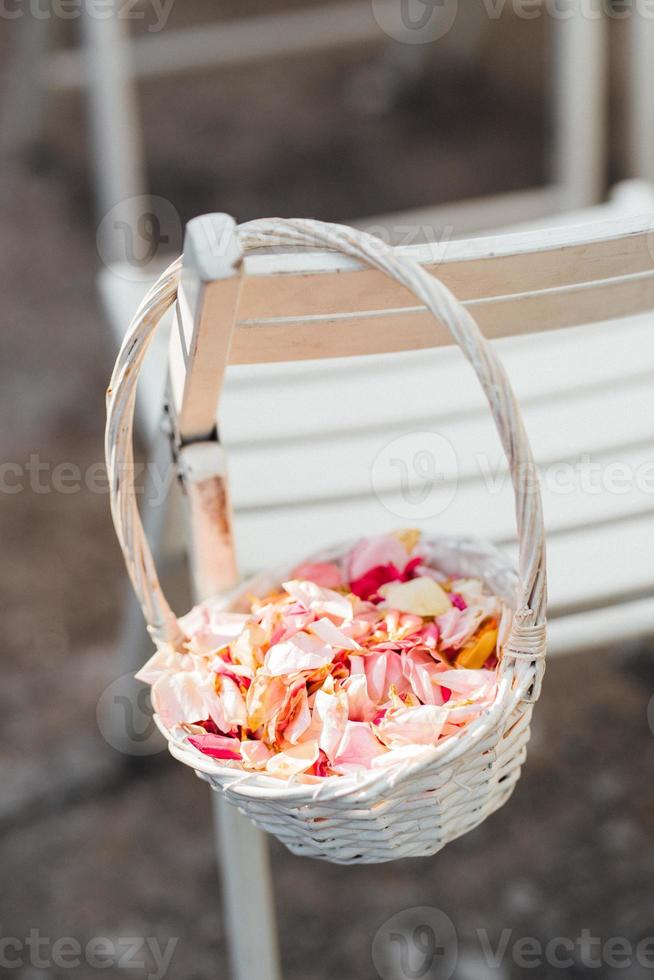 elegantes decoraciones de boda hechas de flores naturales foto