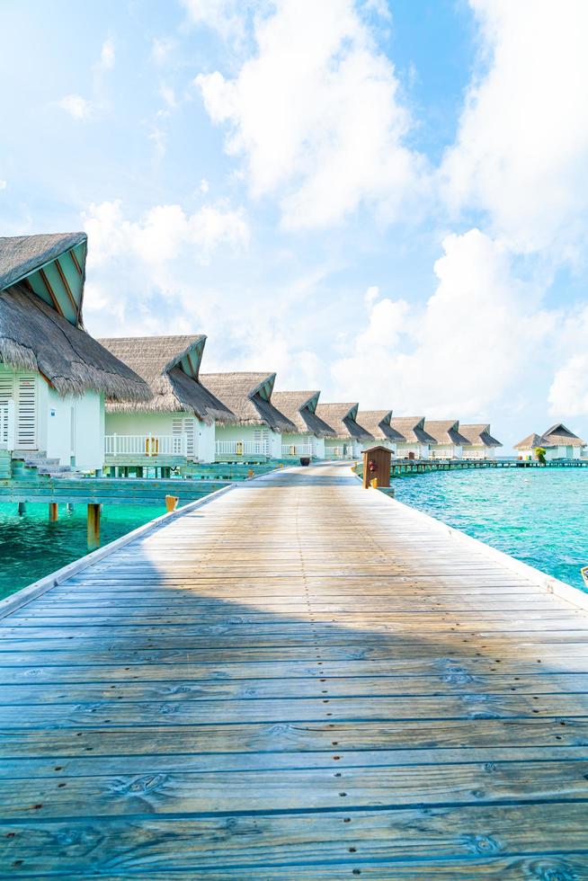 Tropical Maldives Resort hotel e isla con playa y mar para concepto de vacaciones de vacaciones: mejore el estilo de procesamiento de color foto