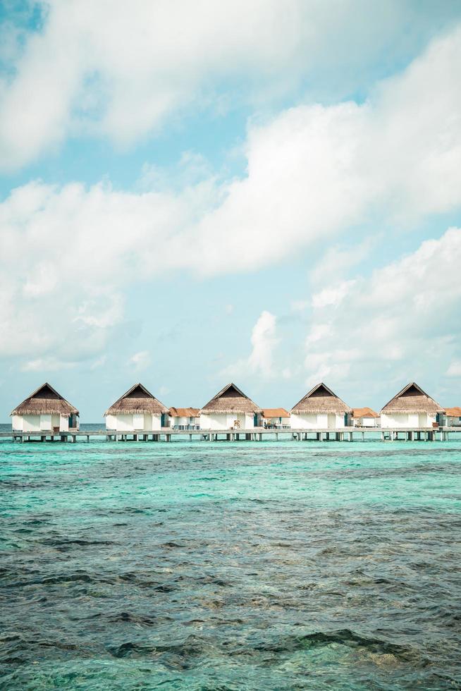 Tropical Maldives Resort hotel e isla con playa y mar para concepto de vacaciones de vacaciones: mejore el estilo de procesamiento de color foto