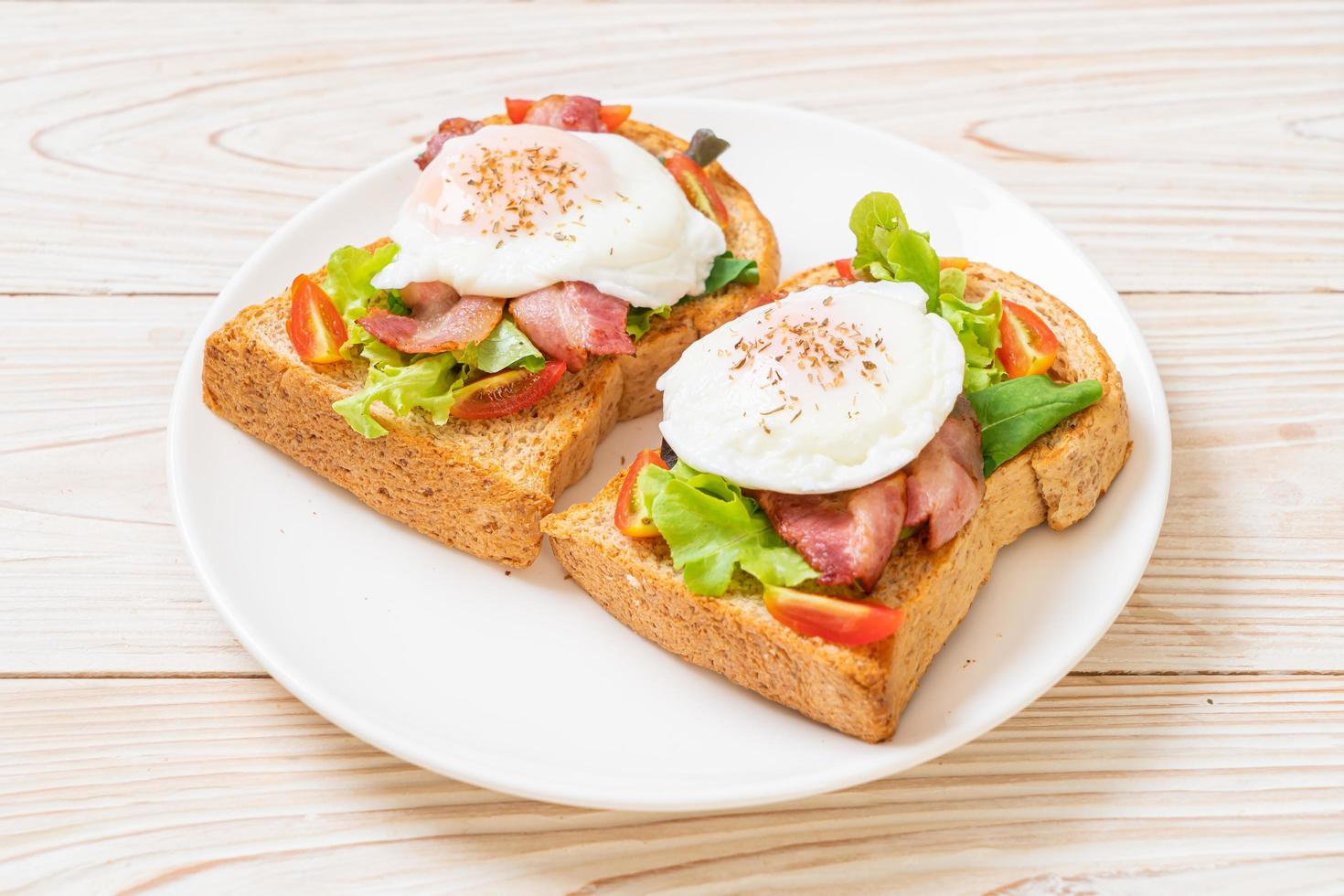 pan integral tostado con verduras, tocino y huevo o benedict de huevo, para el desayuno foto