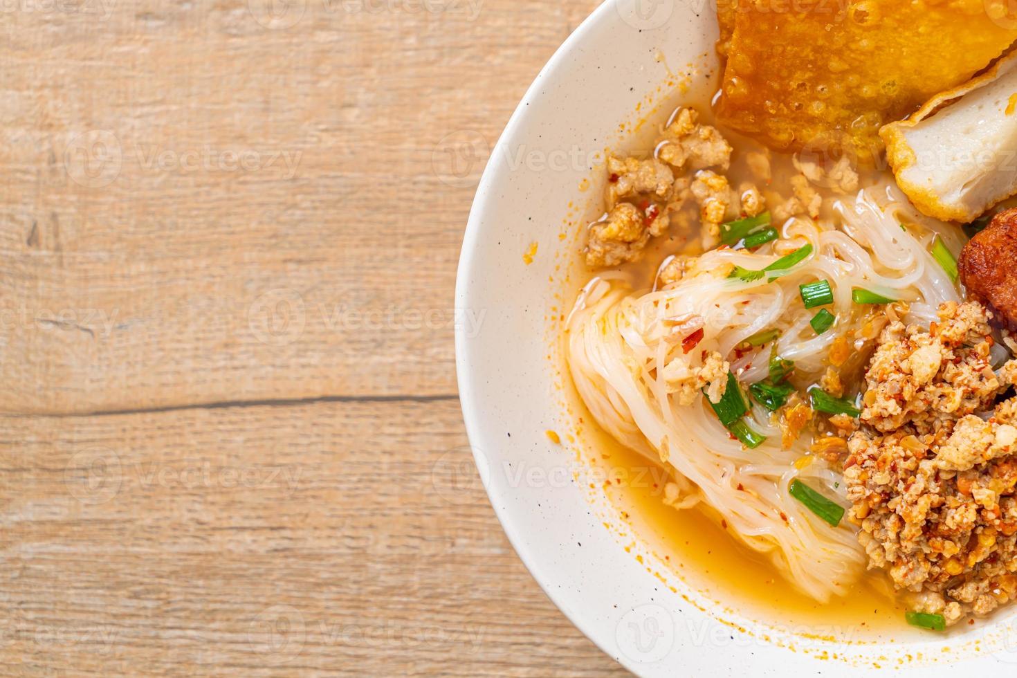 fideos picantes con bola de pescado y carne de cerdo picada o fideos tom yum - estilo de comida asiática foto