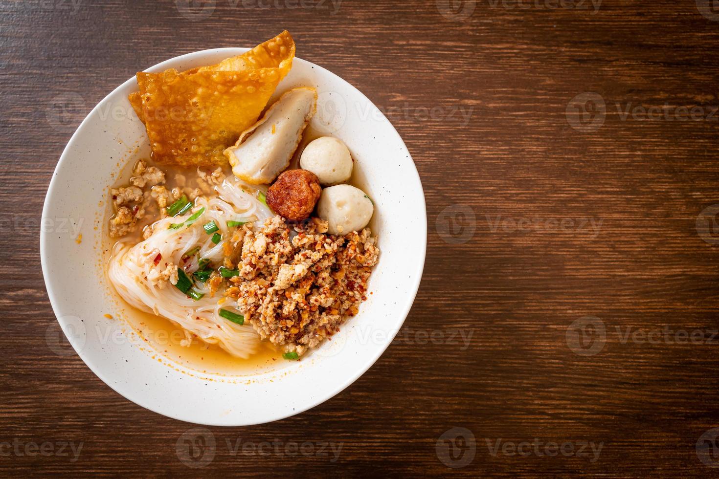 fideos picantes con bola de pescado y carne de cerdo picada o fideos tom yum - estilo de comida asiática foto