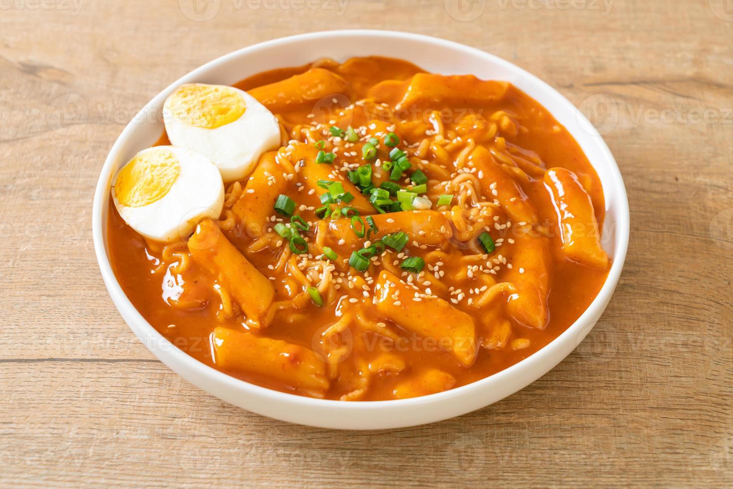 fideos instantáneos coreanos y tteokbokki en salsa picante coreana - rabokki foto