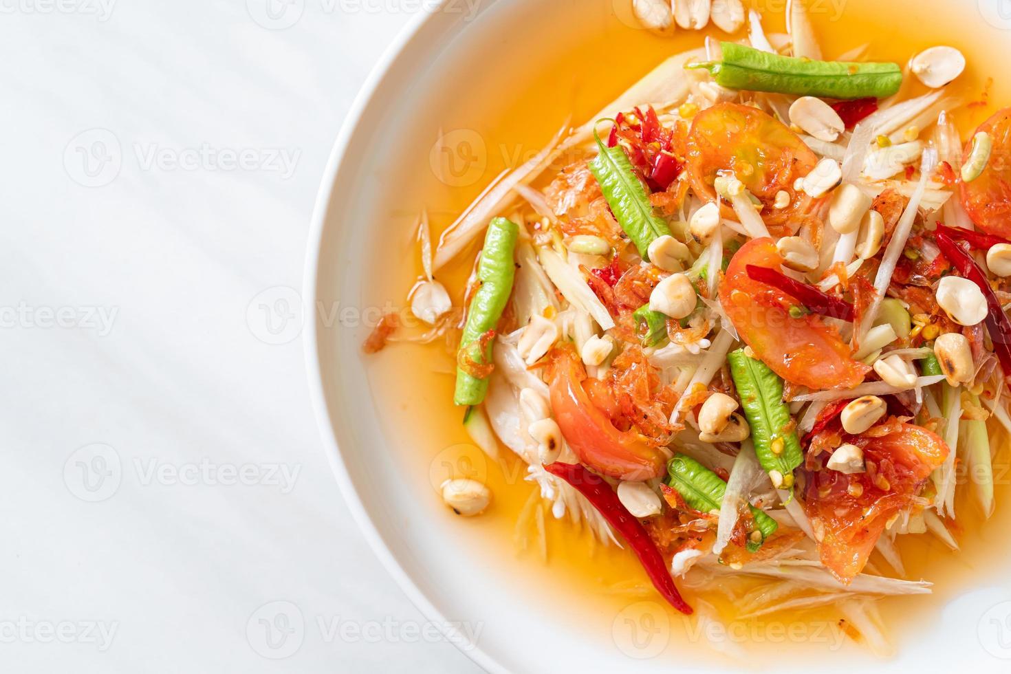 ensalada picante de papaya - somtam - estilo tradicional tailandés de comida callejera foto