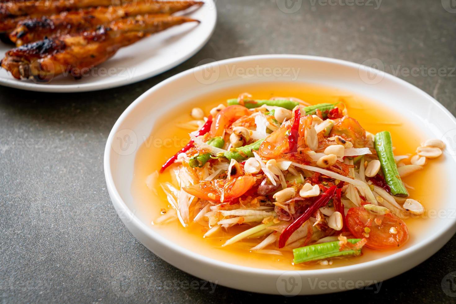 ensalada picante de papaya - somtam - estilo tradicional tailandés de comida callejera foto