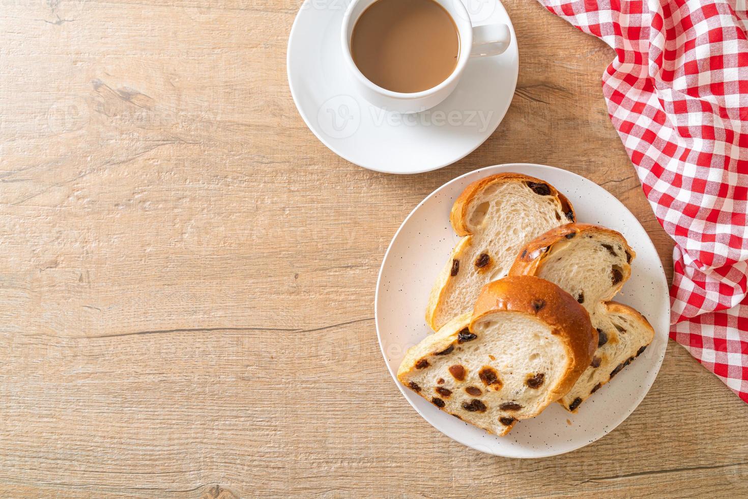 pan de pasas con taza de café para el desayuno foto