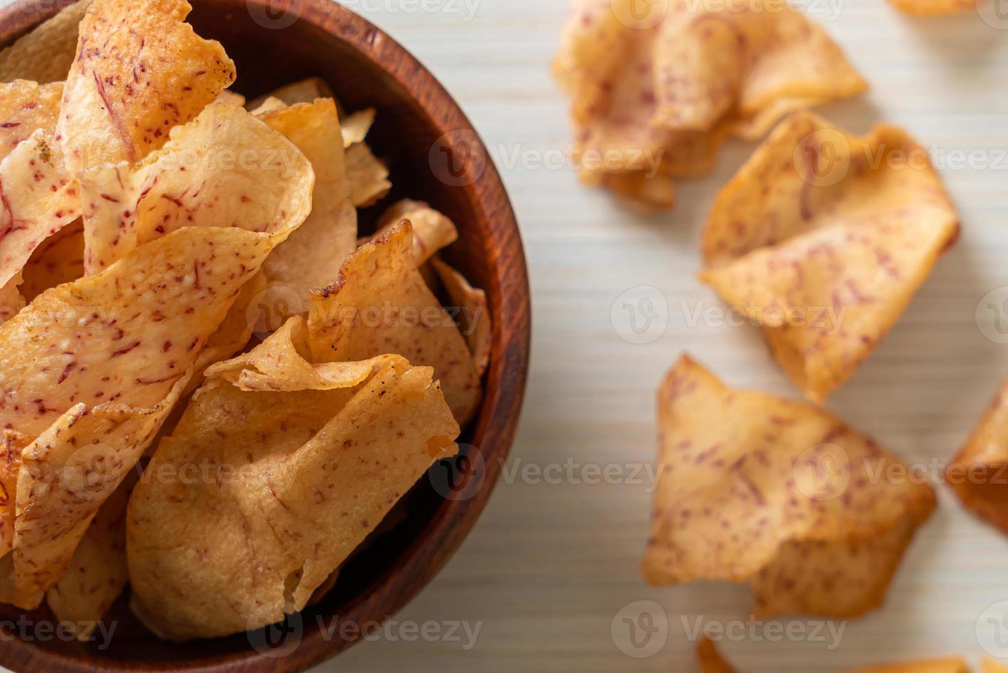 chips de taro - taro en rodajas frito o al horno foto