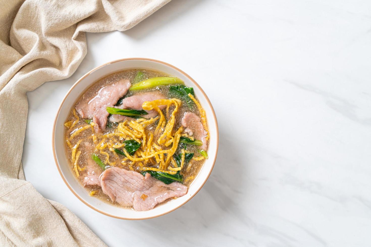 fideos crujientes con carne de cerdo en salsa gravy foto