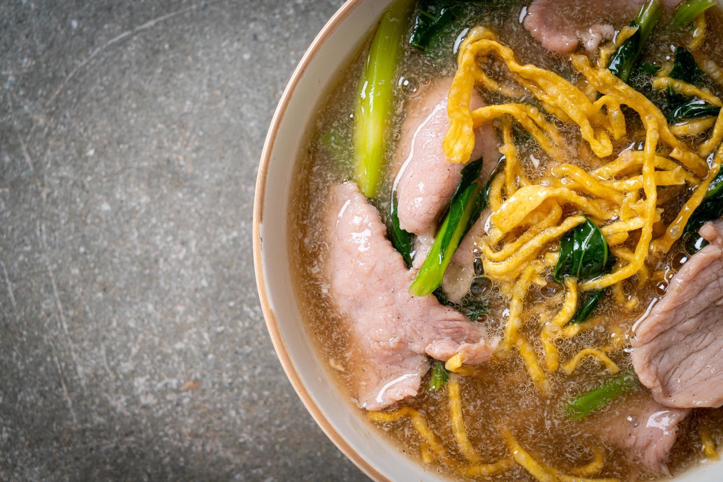 fideos crujientes con carne de cerdo en salsa gravy foto