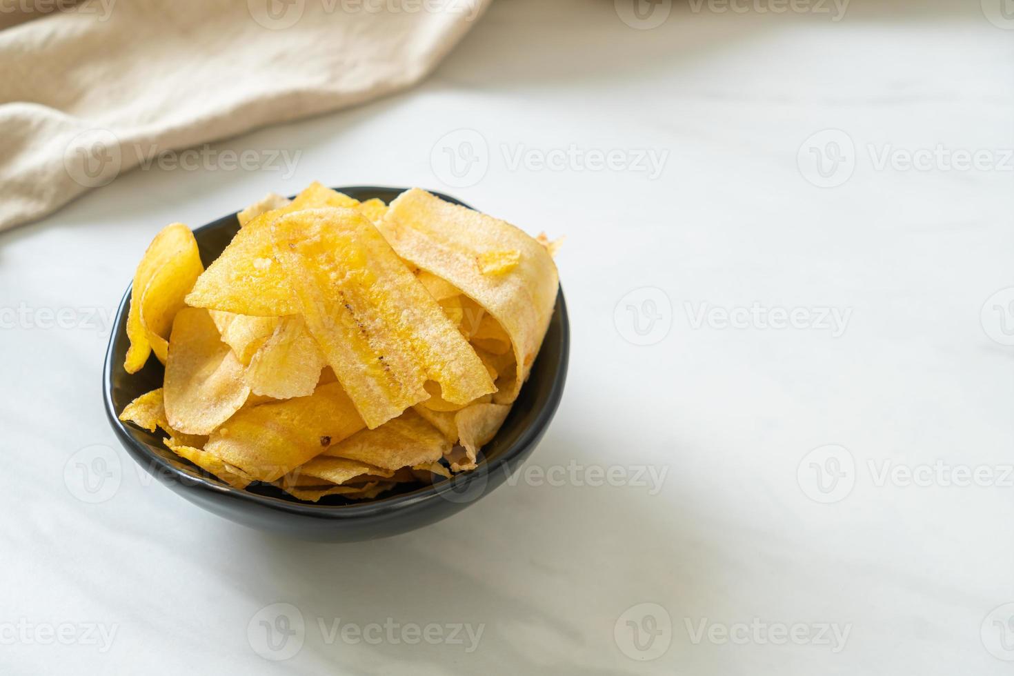 chips de plátano - plátano en rodajas frito o al horno foto