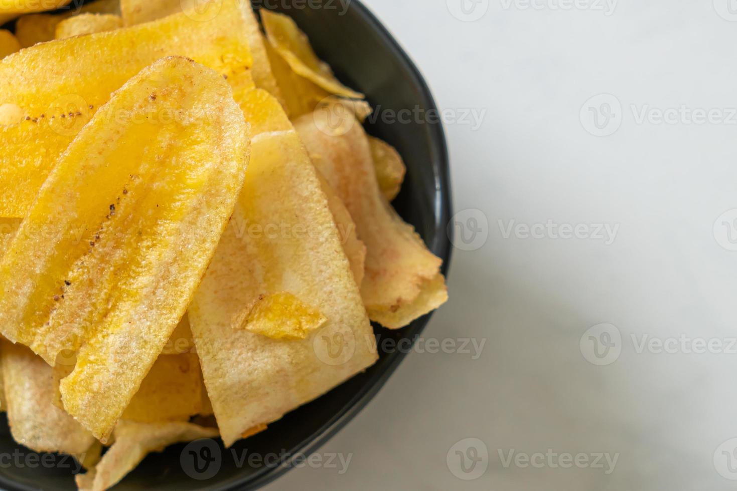 chips de plátano - plátano en rodajas frito o al horno foto