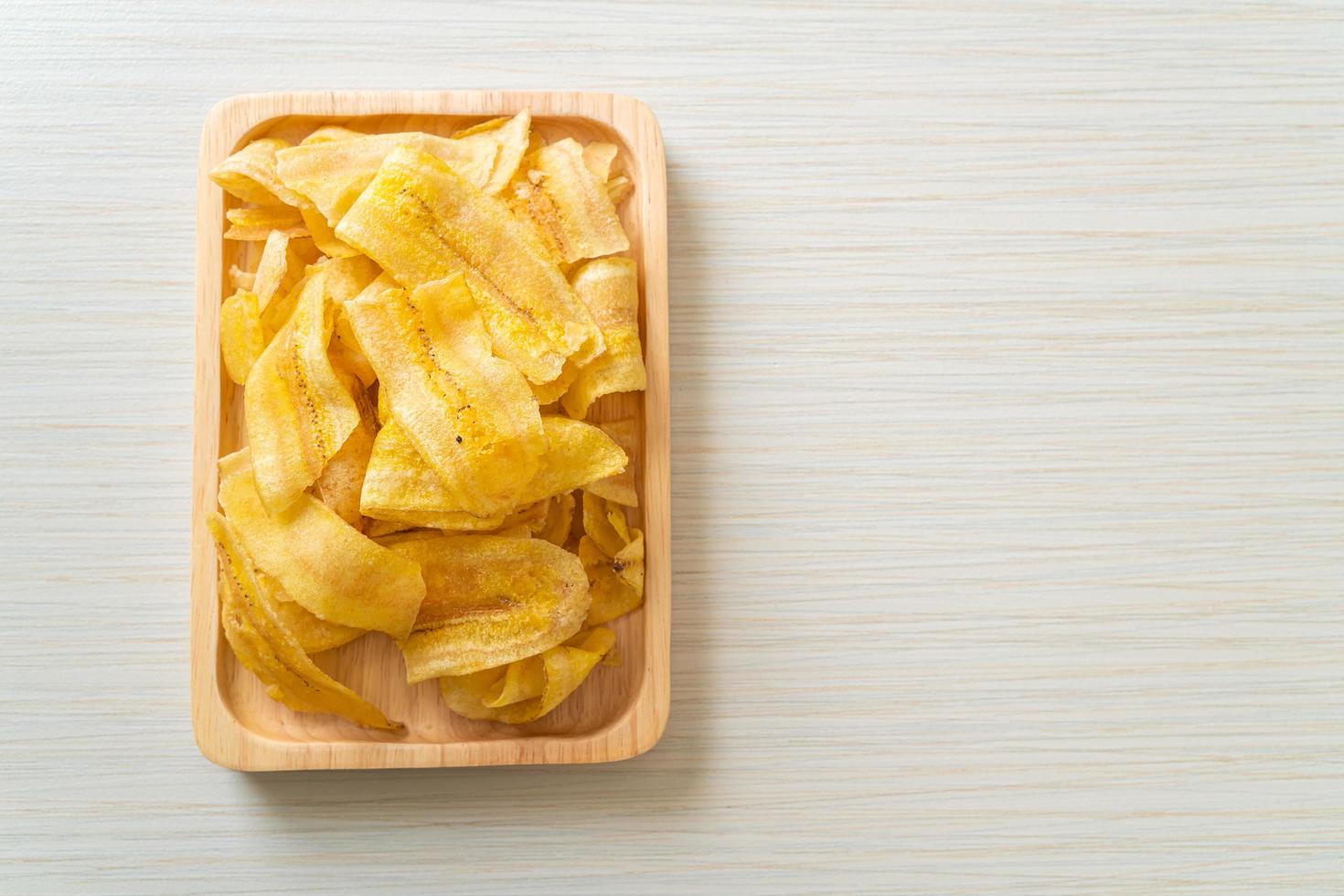 chips de plátano - plátano en rodajas frito o al horno foto